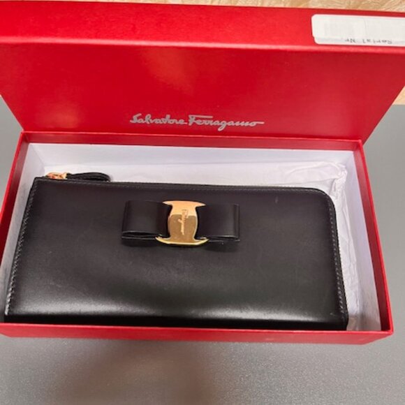 100% Authentic Salvatore Ferragamo Vara Bow Logo Women Black Leather Zip Wallet - Picture 1 of 11